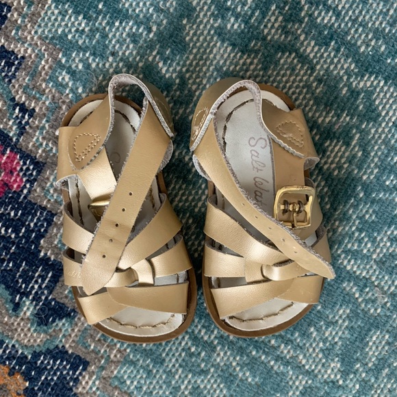 saltwater sandals size 4